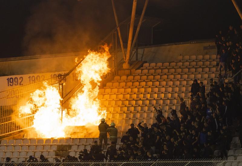 Zapaljene stolice na Poljudu, sukob navijača Hajduka i policije 